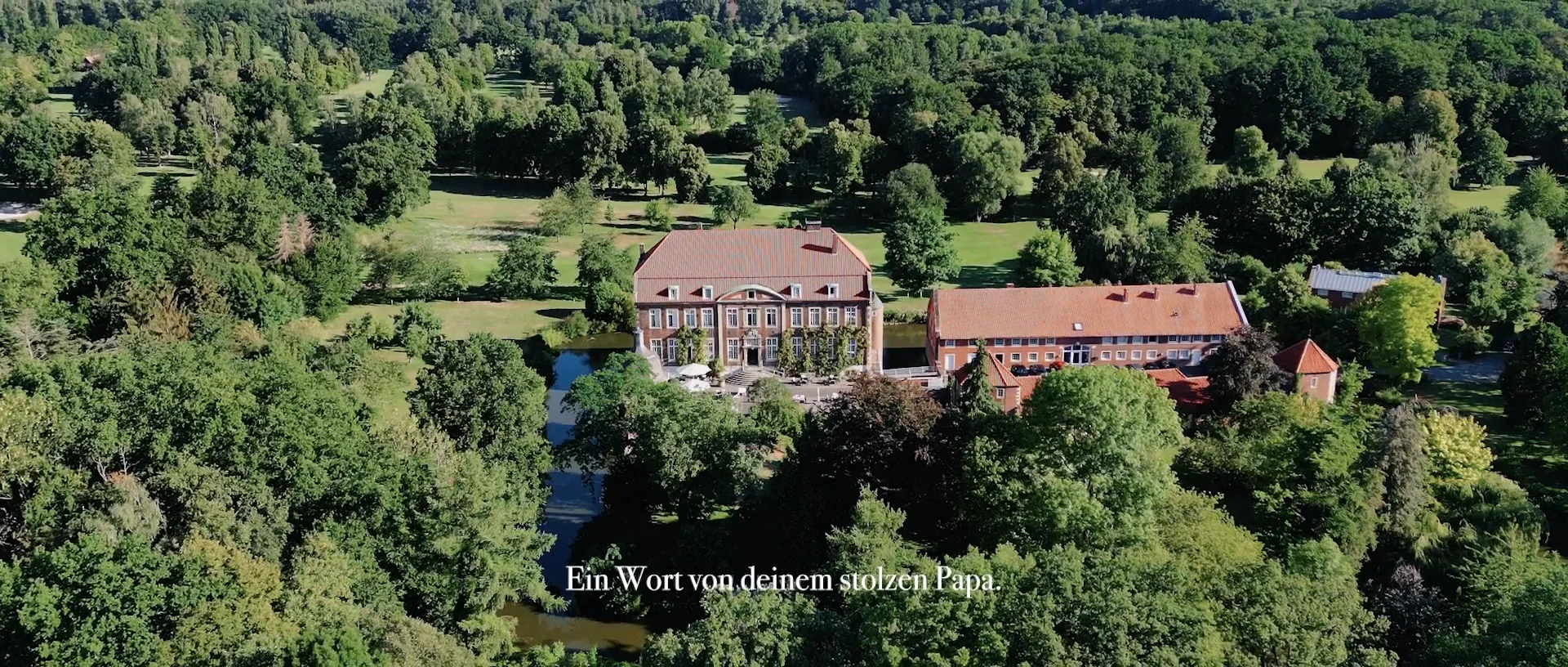 Luftaufnahme eines Landguts im Grünen
